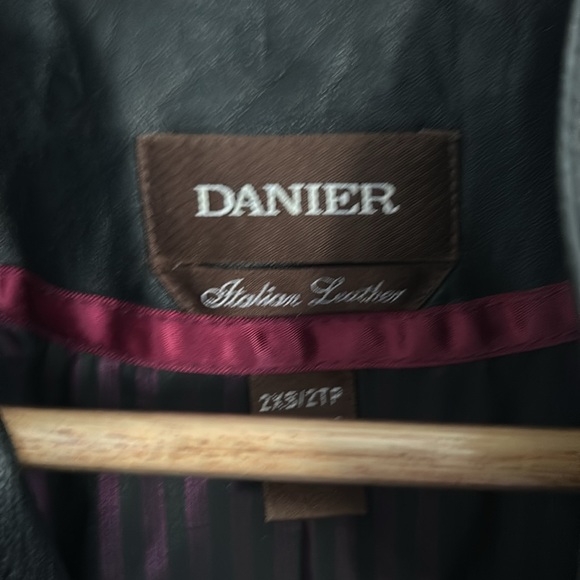 Great condition. Danier leather Jacket xxs - Picture 3 of 6